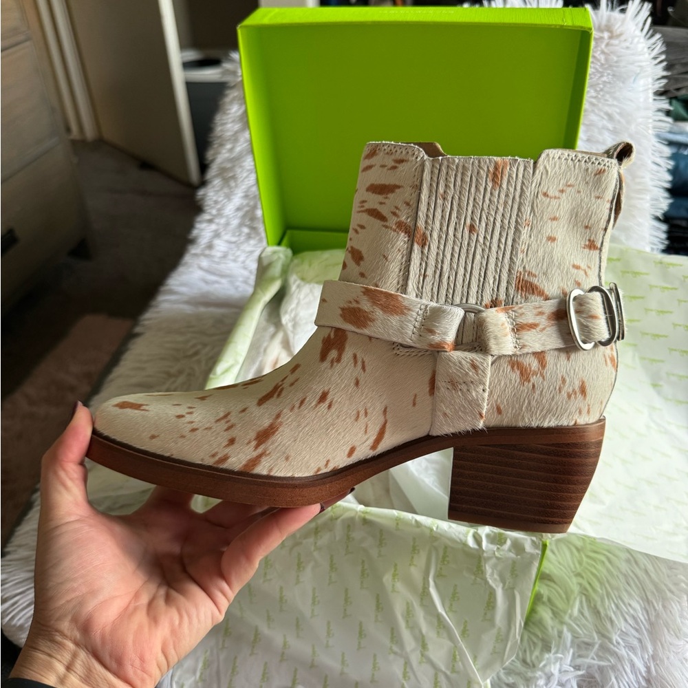 Sam Eldeman Cowprint Boots Size 9